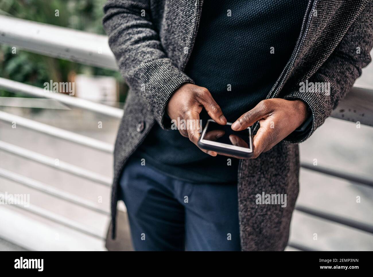 L'uomo anonimo che parla al telefono all'aperto Foto Stock