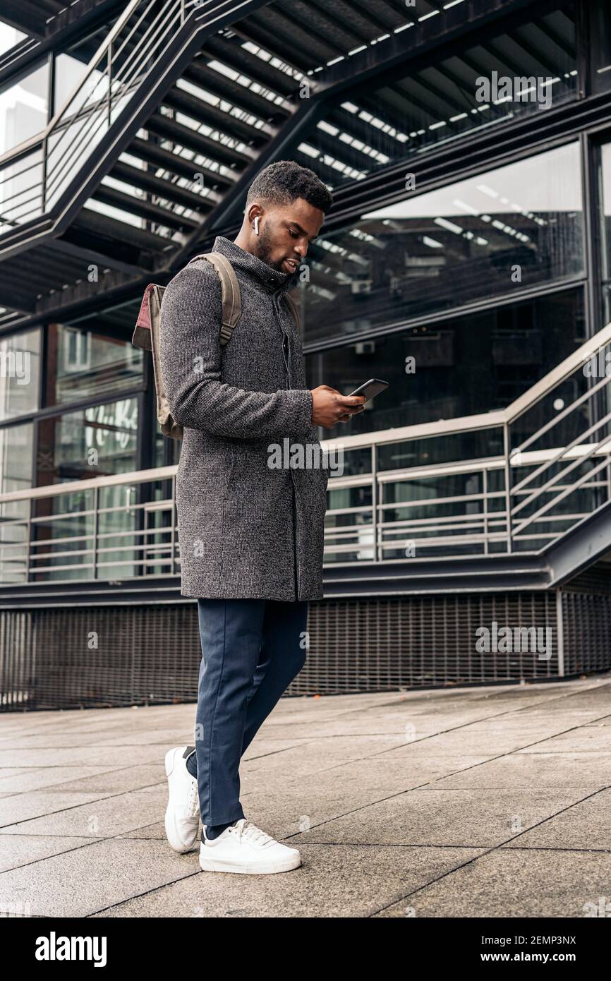 Afro uomo d'affari a piedi sulla strada Foto Stock