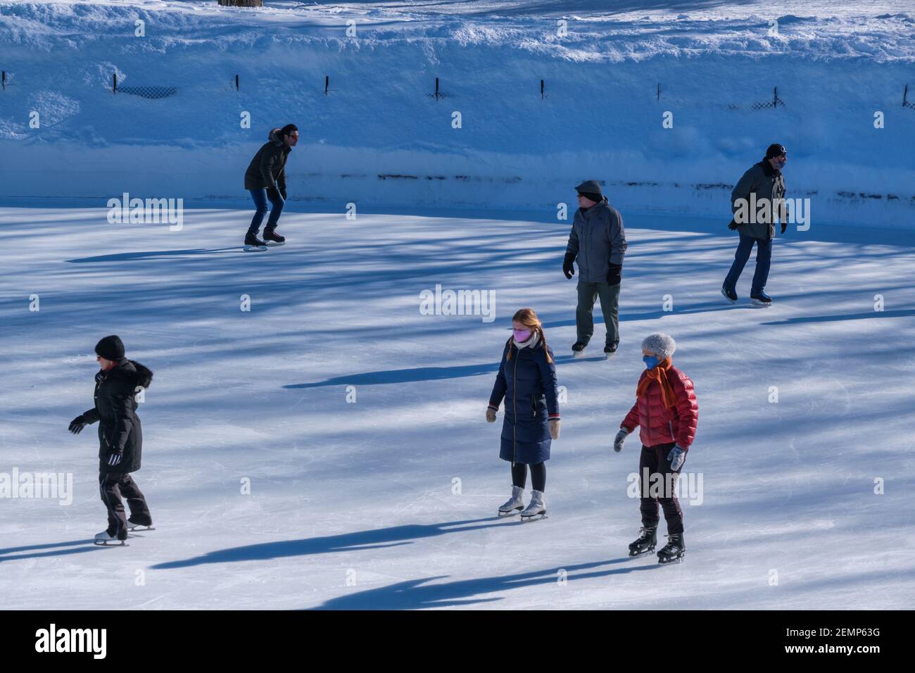 Montreal, CA - 4 febbraio 2021: Persone che pattinano sulla pista di pattinaggio refrigerata in cima al Monte Royal Foto Stock