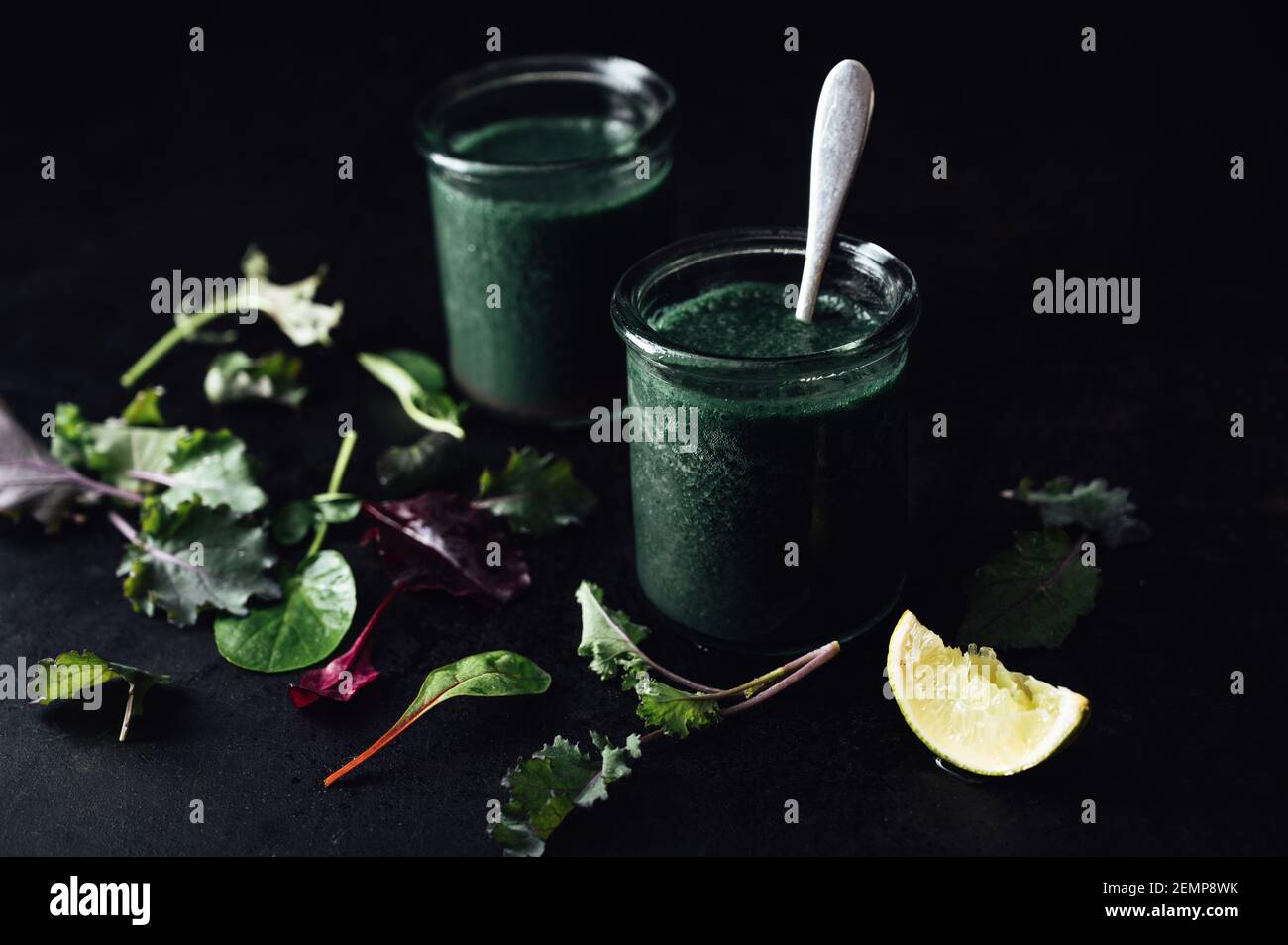 Cibo: Frullato verde con erbe selvatiche e lattuga Foto Stock