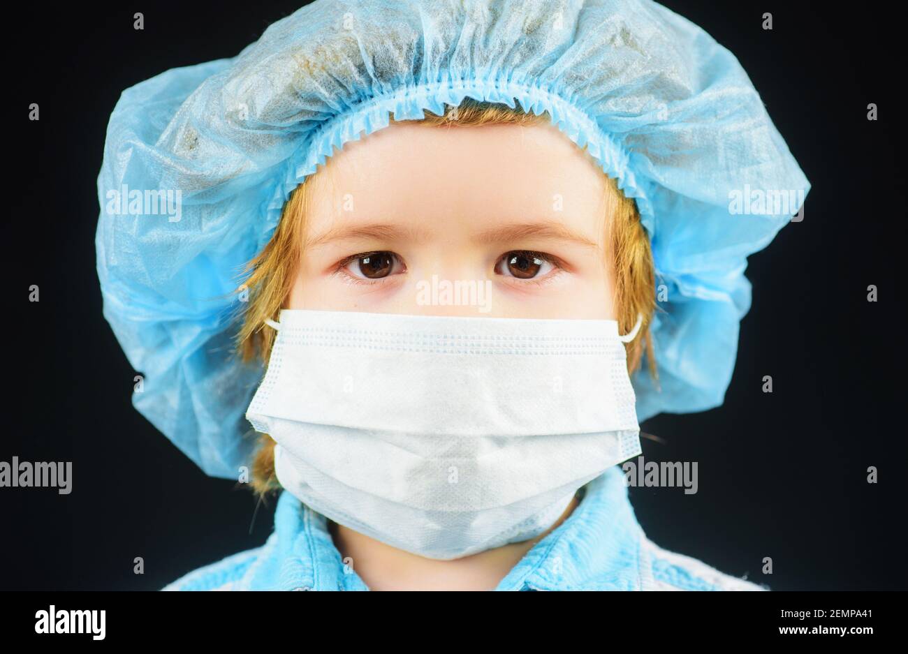 Bambino in maschera medica di protezione. Protezione dall'infezione da coronavirus. Maschera medica. Foto Stock