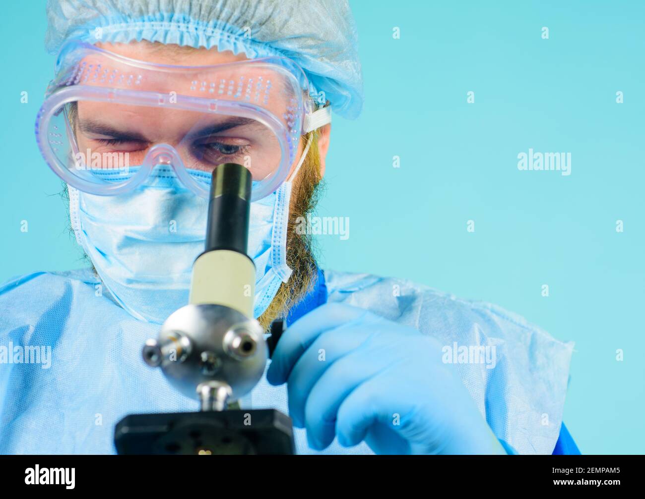 Medico al microscopio. Ricerca scientifica. Apparecchiature mediche. Concetto di ricercatore di laboratorio. Foto Stock