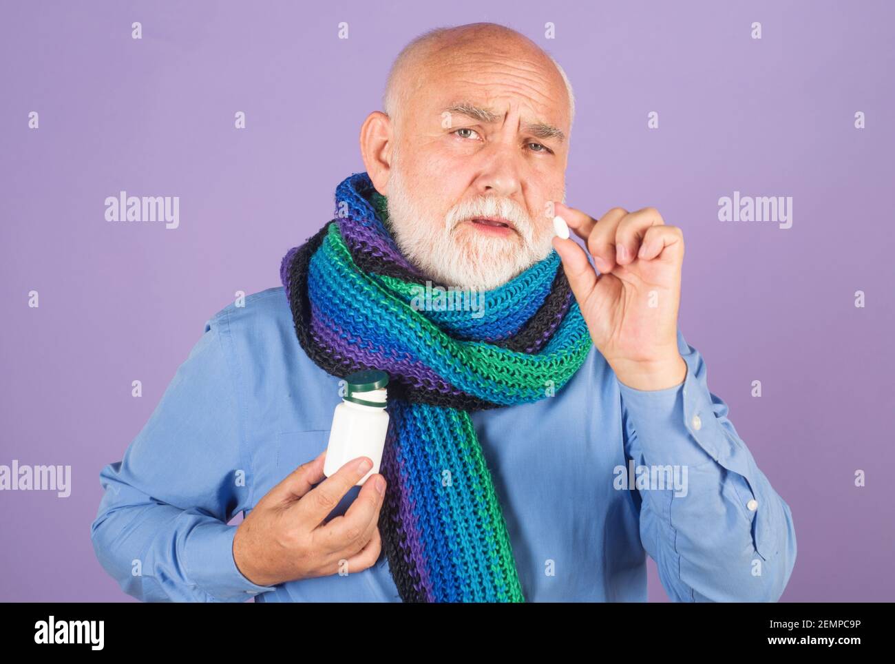 Medicina. Uomo con pillole. Inverno freddo. Influenza. Pillola di trattamento. Foto Stock