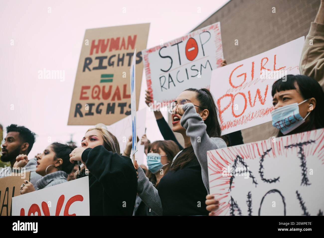Attivisti maschili e femminili che protestano per i diritti umani in ambito sociale movimento Foto Stock
