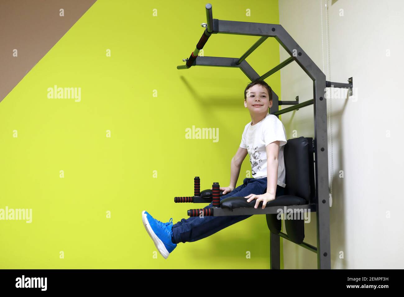 I bambini si allenano su bar irregolari in palestra Foto Stock I bambini si allenano su bar irregolari in palestra Foto Stock