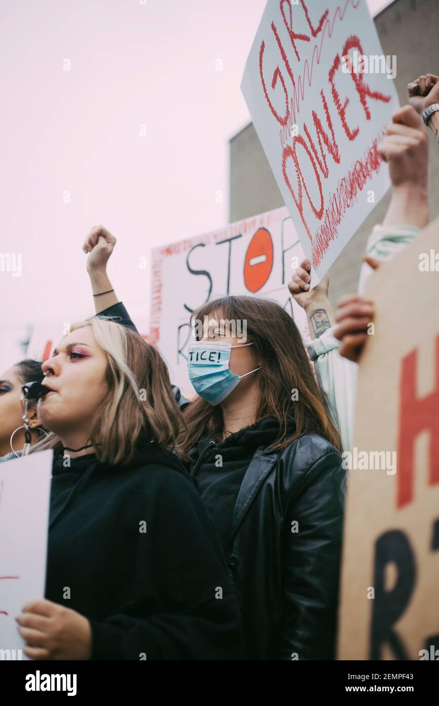 Attivista femminile che partecipa alla protesta antirazzista durante la pandemia Foto Stock