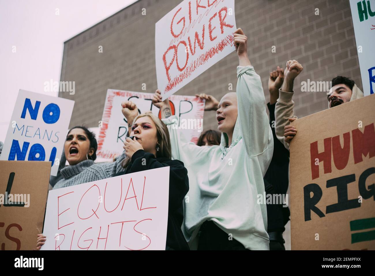 Attiviste femminili che manifestano per il movimento sociale Foto Stock