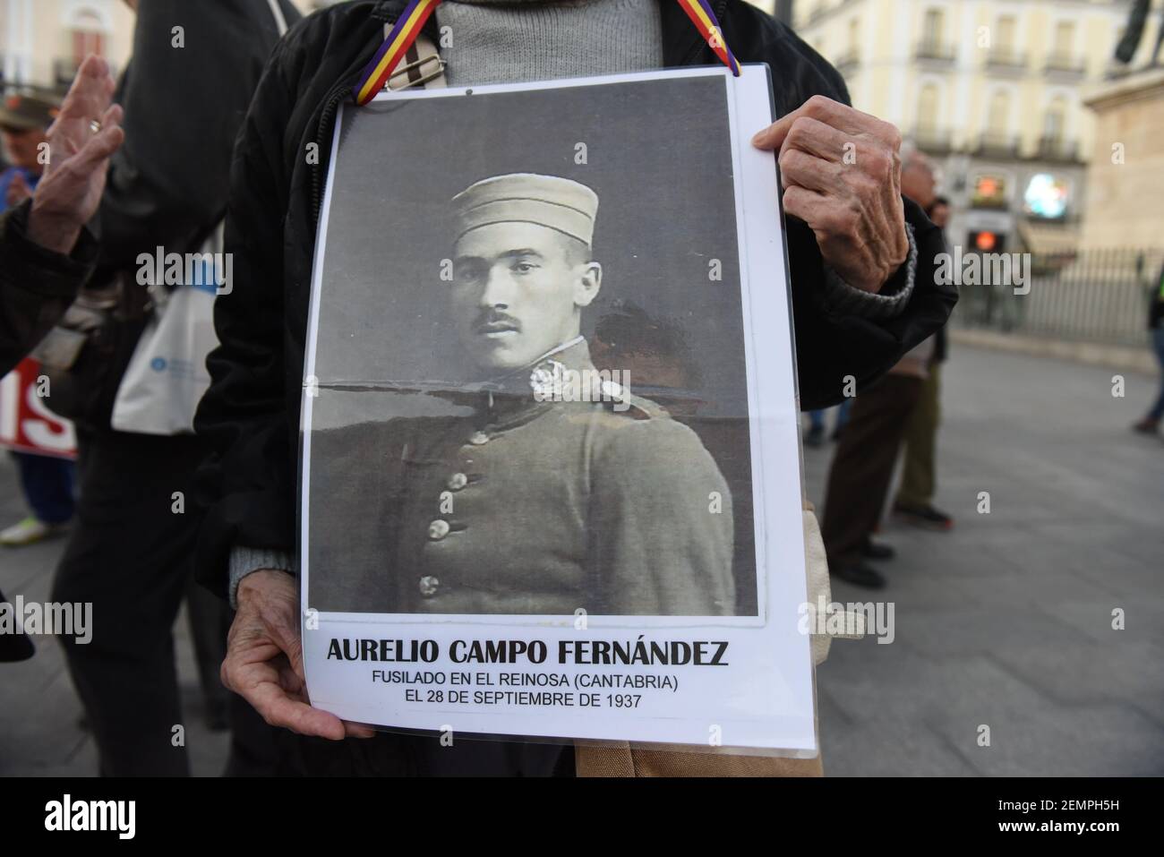 Un'immagine del padre di un protestore che si è perso durante la dittatura spagnola di Francisco Franco (1936-1975). Circa cento persone si sono riunite a Madrid per protestare contro l'immunità per i crimini commessi durante la guerra civile spagnola dalla dittatura di Francisco Franco e per chiedere giustizia alle vittime e ai parenti. (Foto di John Milner / SOPA Images/Sipa USA) Foto Stock