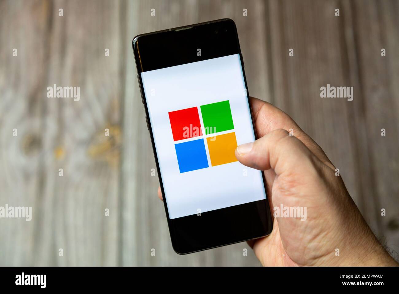 Un telefono cellulare o un telefono cellulare tenuto da un Mano con l'applicazione Microsoft Live aperta sullo schermo Foto Stock