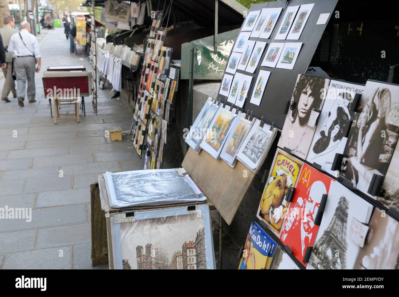 Dipinti e manifesti presso una stalla sulla Senna, Parigi, Île-de-France, Francia Foto Stock