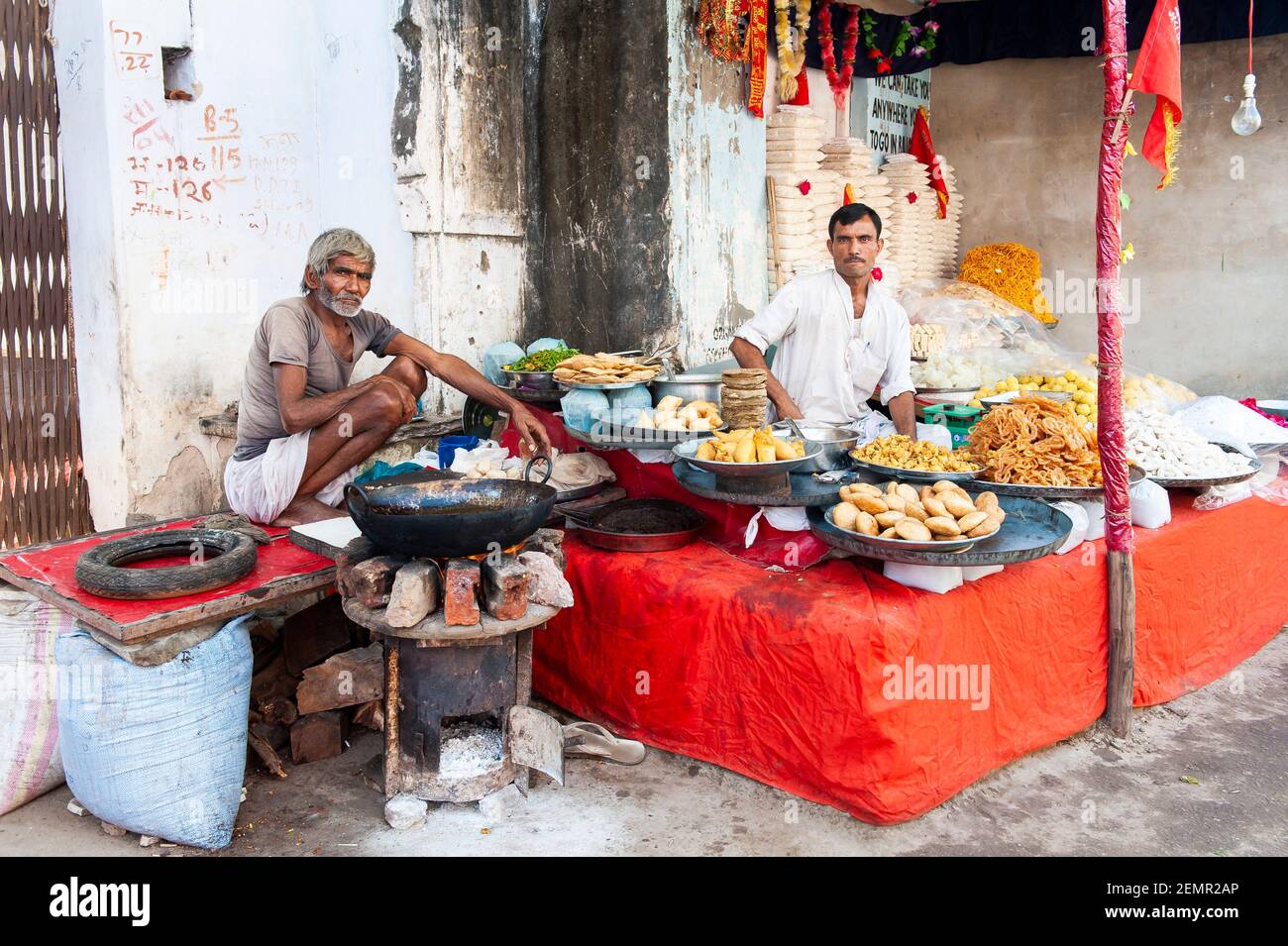 Ritratto di due venditori di cibo di strada al loro stand a Pushkar, India Foto Stock