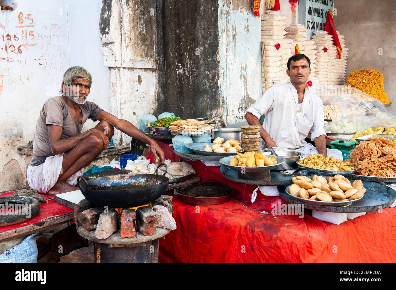 Ritratto di due venditori di cibo di strada al loro stand a Pushkar, India Foto Stock