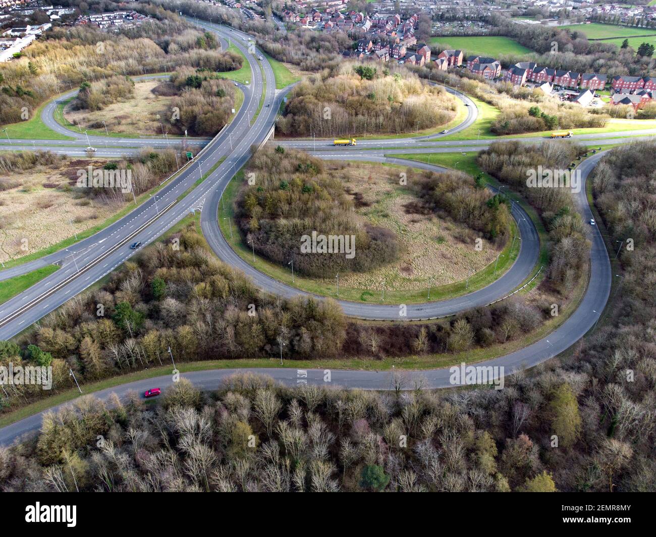 Una vista aerea di un grande incrocio di Clover Leaf Road tra la A448 e la A441 Road a Redditch, Worcestershire, Regno Unito. Foto Stock
