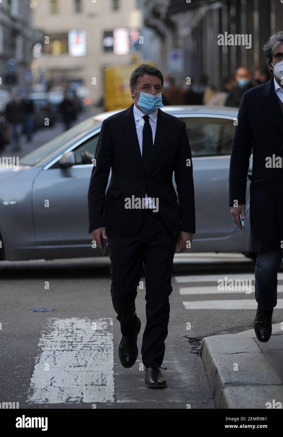 Milano, Matteo Renzi camminando nel centro Matteo Renzi sorprende  passeggiando per le strade del centro con un amico. Non appena nota la  presenza del fotografo, dispone bene la maschera, che indossava con