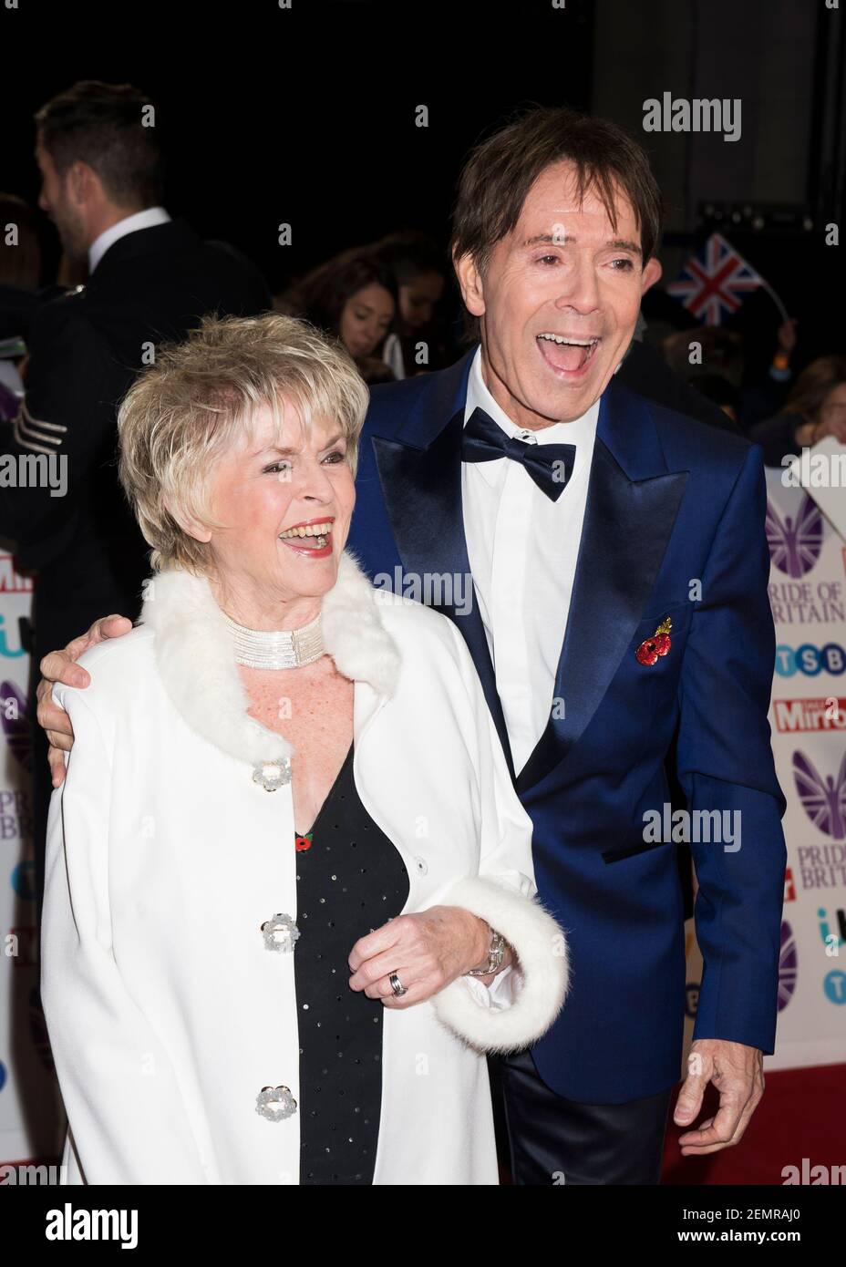 Gloria Hunniford e Cliff Richard arrivano al Daily Mirror Pride of Britain Awards 2018, al Grosvenor Hotel di Londra. Data immagine: Lunedì 29 ottobre 2018. Il credito fotografico dovrebbe essere: David Jensen Foto Stock