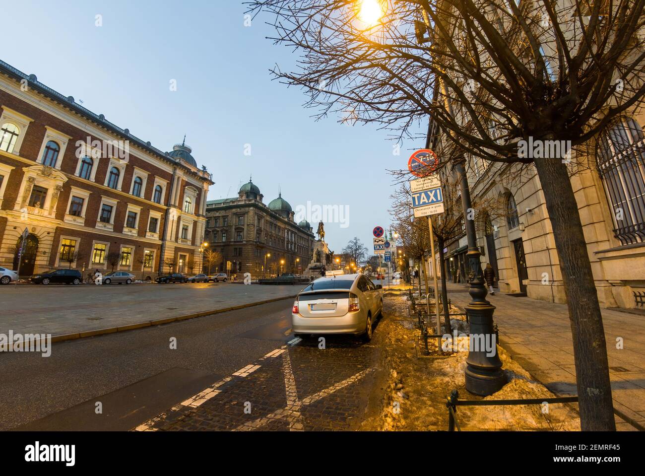 Cracovia, Polonia - 20 febbraio 2021: Lato posteriore di un taxi parcheggiato nella città vecchia di cracovia contro l'architettura di edifici medievali Foto Stock
