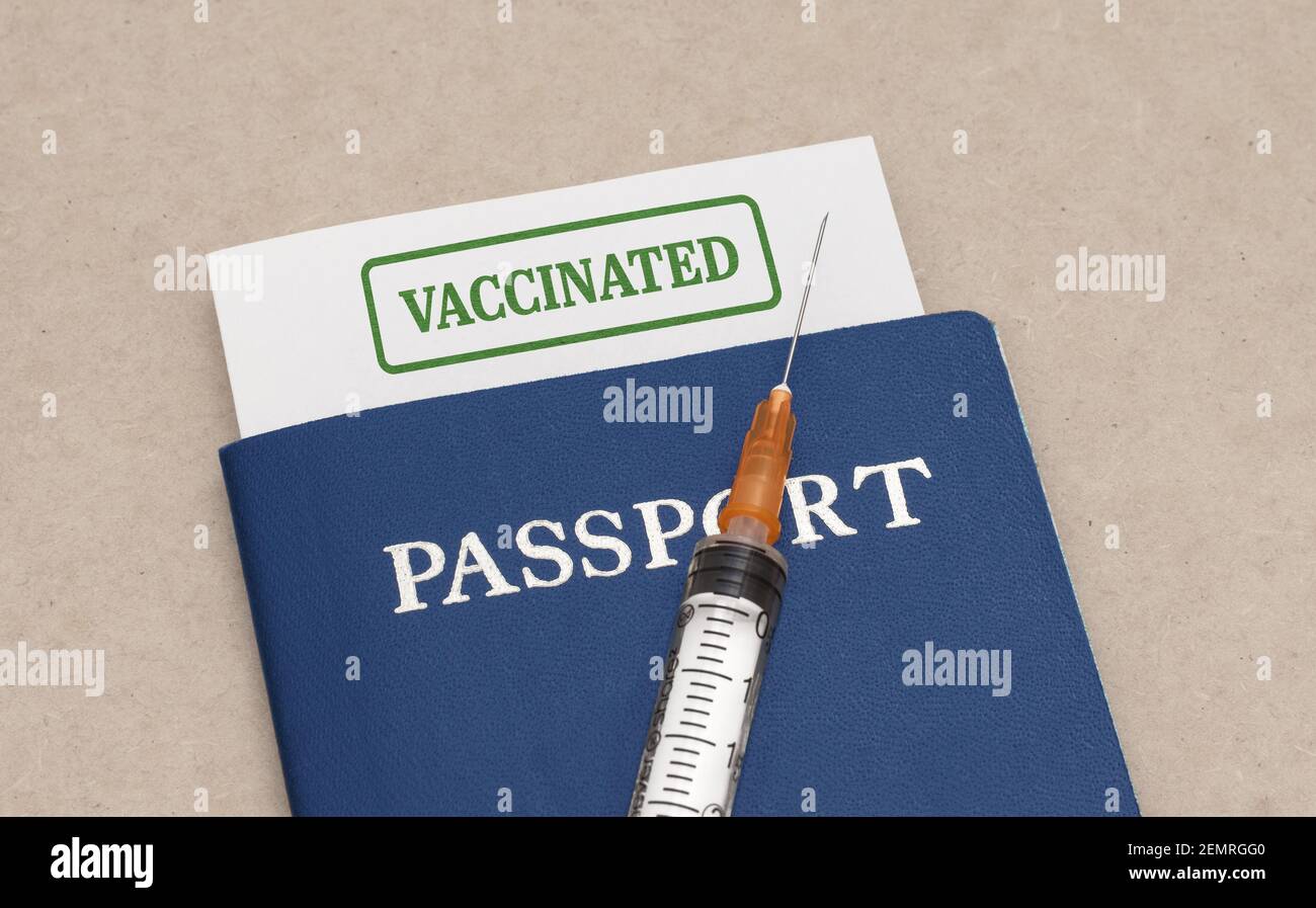 Passaporto immunità mockup con vaccino, macro closeup con una profondità di campo poco profonda Foto Stock