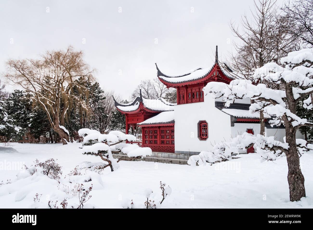 Vista invernale di un padiglione cinese all'interno del giardino botanico di Montreal Foto Stock