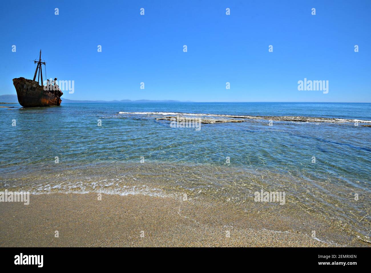 Paesaggio con vista panoramica del naufragio 'Dimitrios' sulle acque di Gytheio in Laconia, Grecia. Foto Stock