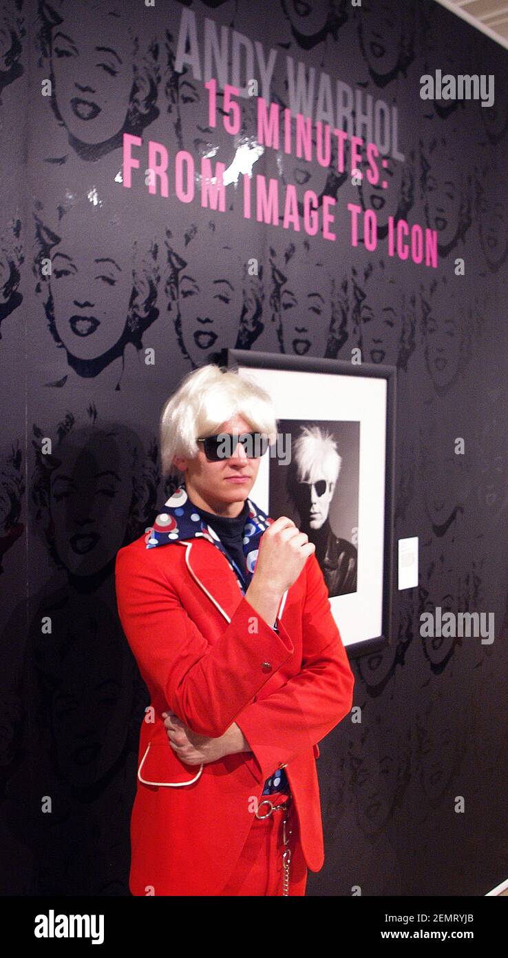 Wilkes University, Sordoni Gallery Rededication, 6 ottobre 2017, Wilkes barre Pennsylvania. STATI UNITI. La Wilkes University dedica ufficialmente la Sordoni Art Gallery con uno spettacolo che presenta le opere del famoso artista della Pennsylvania Andy Warhol. '15 minuti: Da immagine a icona' è il primo spettacolo nella nuova posizione della galleria, al 141 South Main Street. Più di 80 pezzi di Warhol sono inclusi nella mostra.lo studente della Wilkes University Kris Tjornhom, 19 anni, saluta le persone vestite da Andy Warhol all'apertura di venerdì. Foto Stock