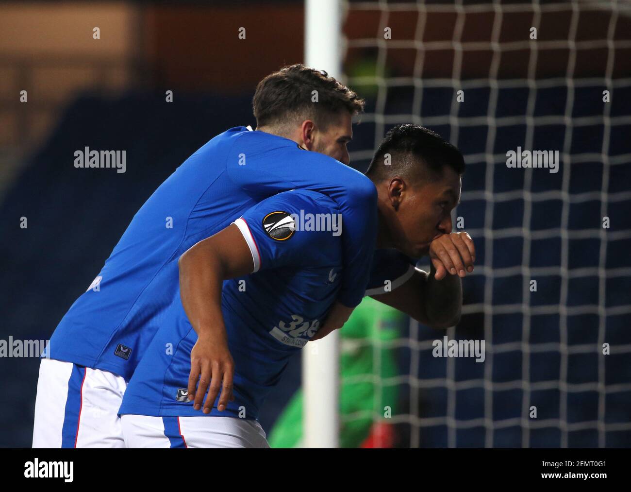 Alfredo Morelos (a destra) dei Rangers festeggia il primo gol della partita durante la partita della UEFA Europa League allo stadio Ibrox, Glas Foto Stock