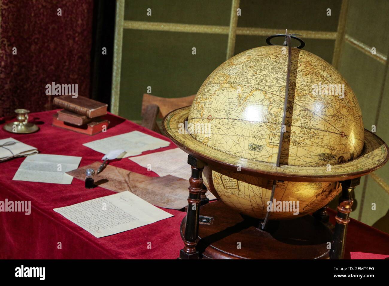 Il vecchio globo antico sul tavolo insieme per gli attrezzi vintage di scrittura. Foto Stock