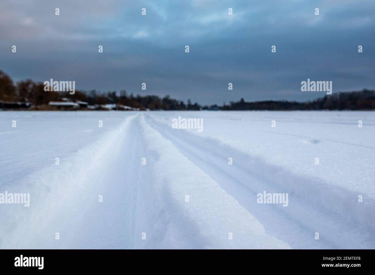 Piste da sci di fondo selvagge sulla neve che si snodano in serata con un cielo epico nuvoloso. Sport attivo ricreazione in inverno Foto Stock