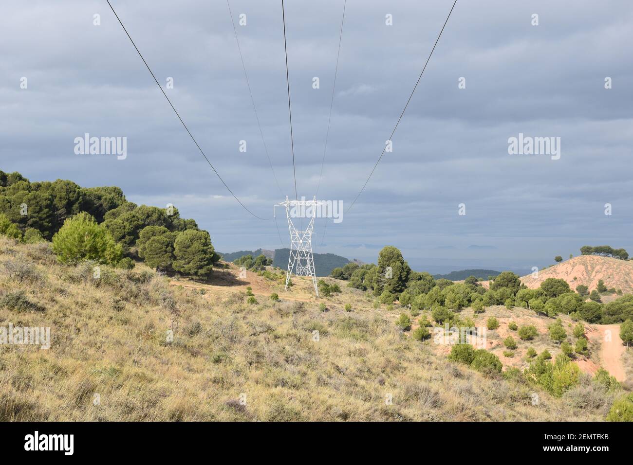 Linea di montagna ad alta tensione con pineta a la Rioja, situata a Calahorra. Foto Stock