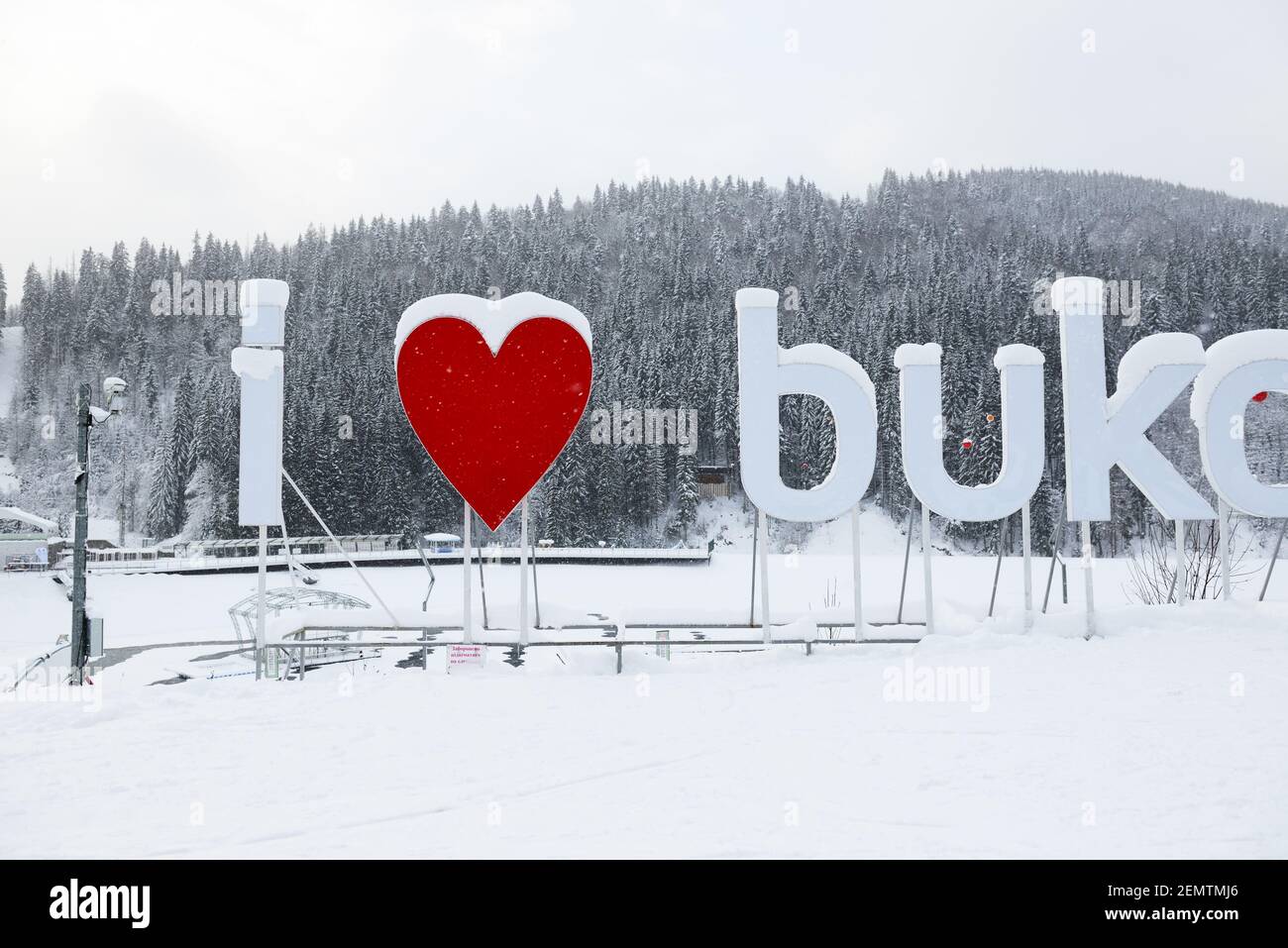 BUKOVEL, Ucraina - 25 dicembre: l'area di foto in Bukovel ski resort. È la più grande località sciistica in Ucraina con 68 km di piste sul dicembre 25, 20 Foto Stock