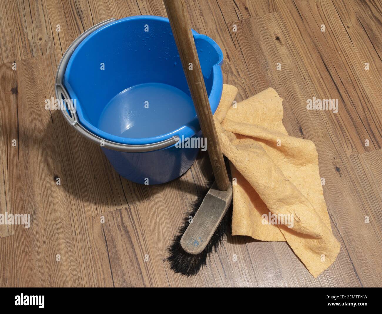 attrezzature per la pulizia su pavimento in legno, scopa, straccio, secchio  blu, preparazione per la pulizia Foto stock - Alamy