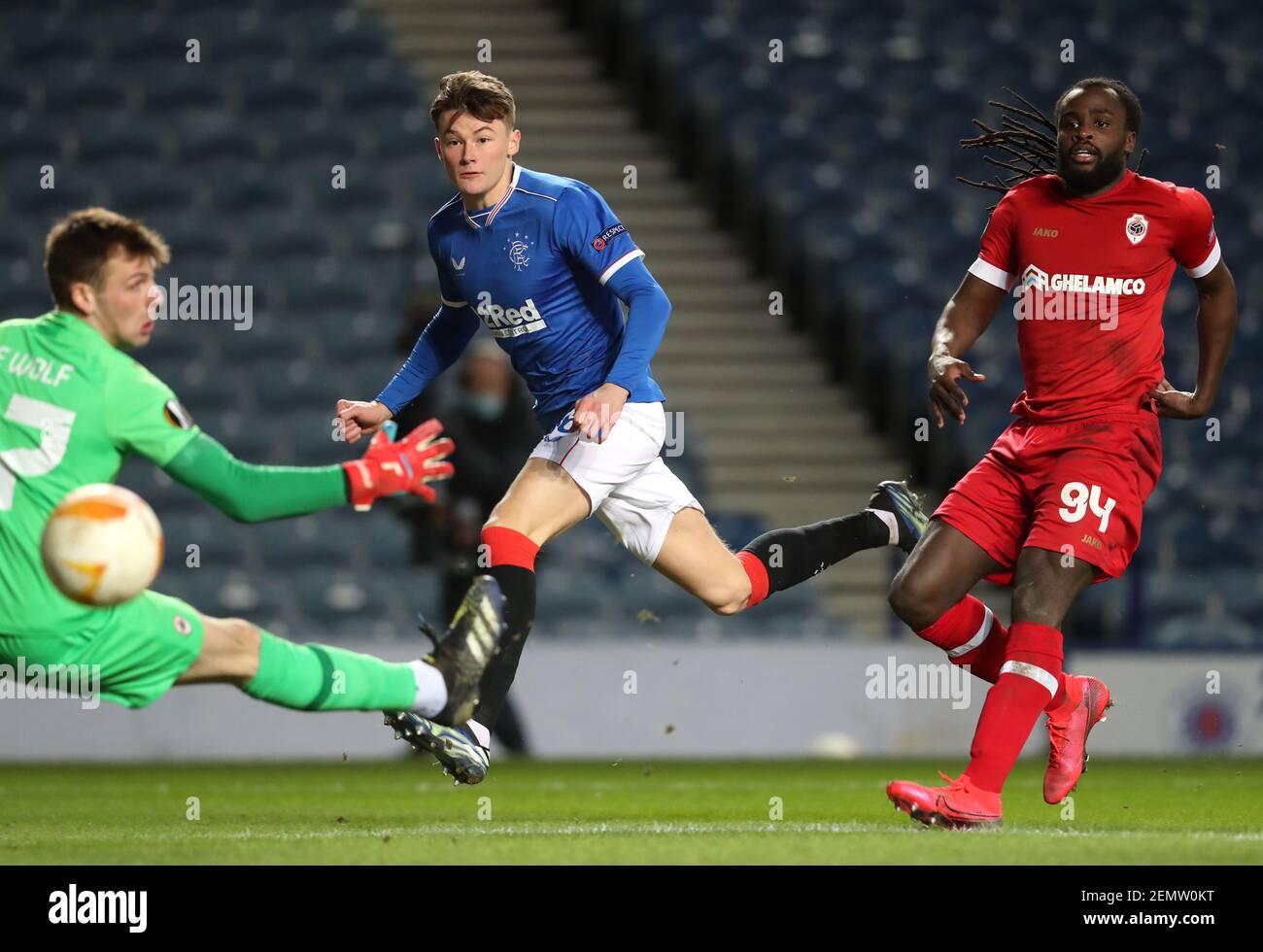 Nathan Patterson dei Rangers segna il secondo gol della partita durante la partita UEFA Europa League all'Ibrox Stadium di Glasgow. Data immagine: Foto Stock