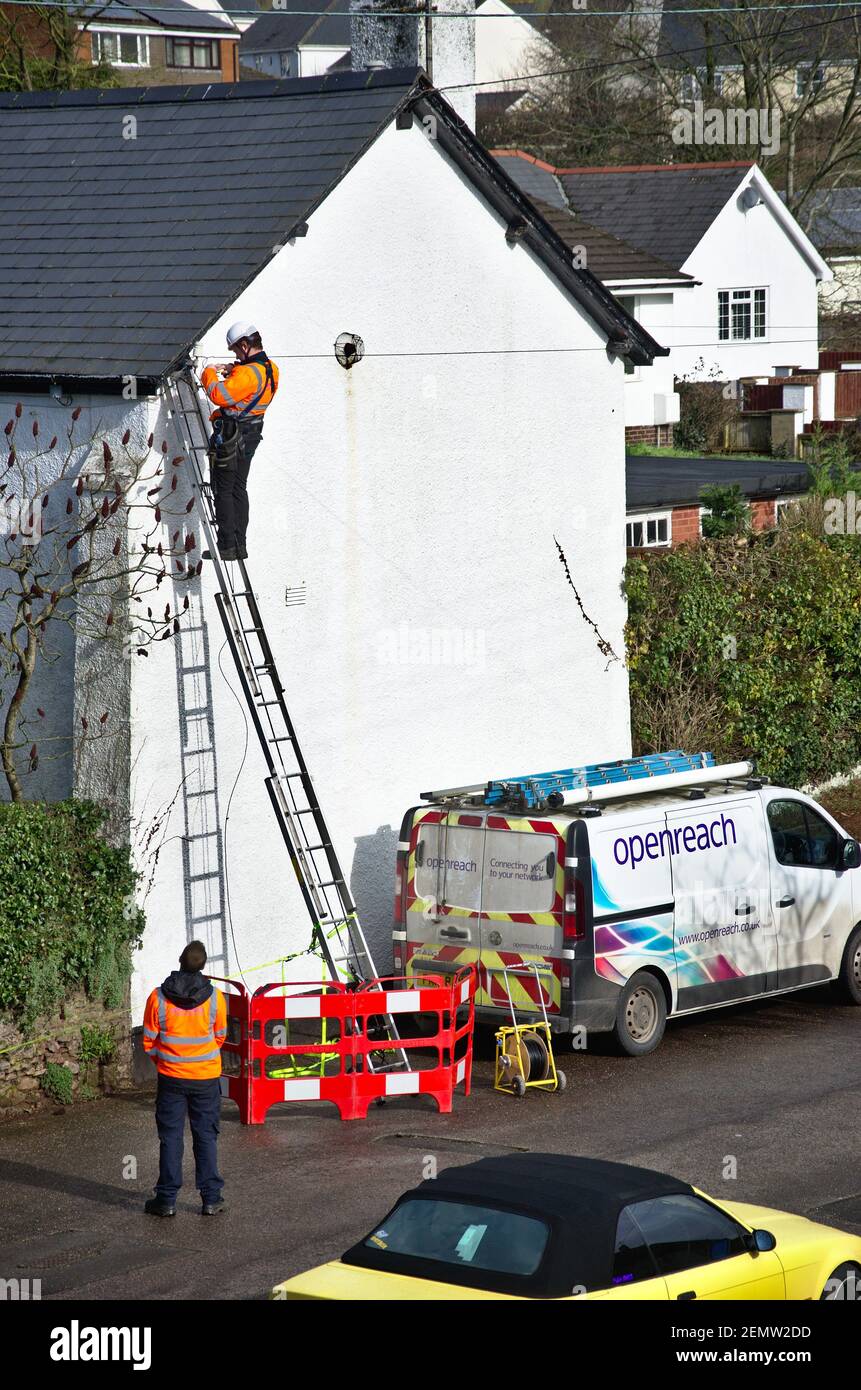 BT Openreach ingegneri telefonici stabilire una nuova connessione telefonica a. un albergo residenziale Foto Stock