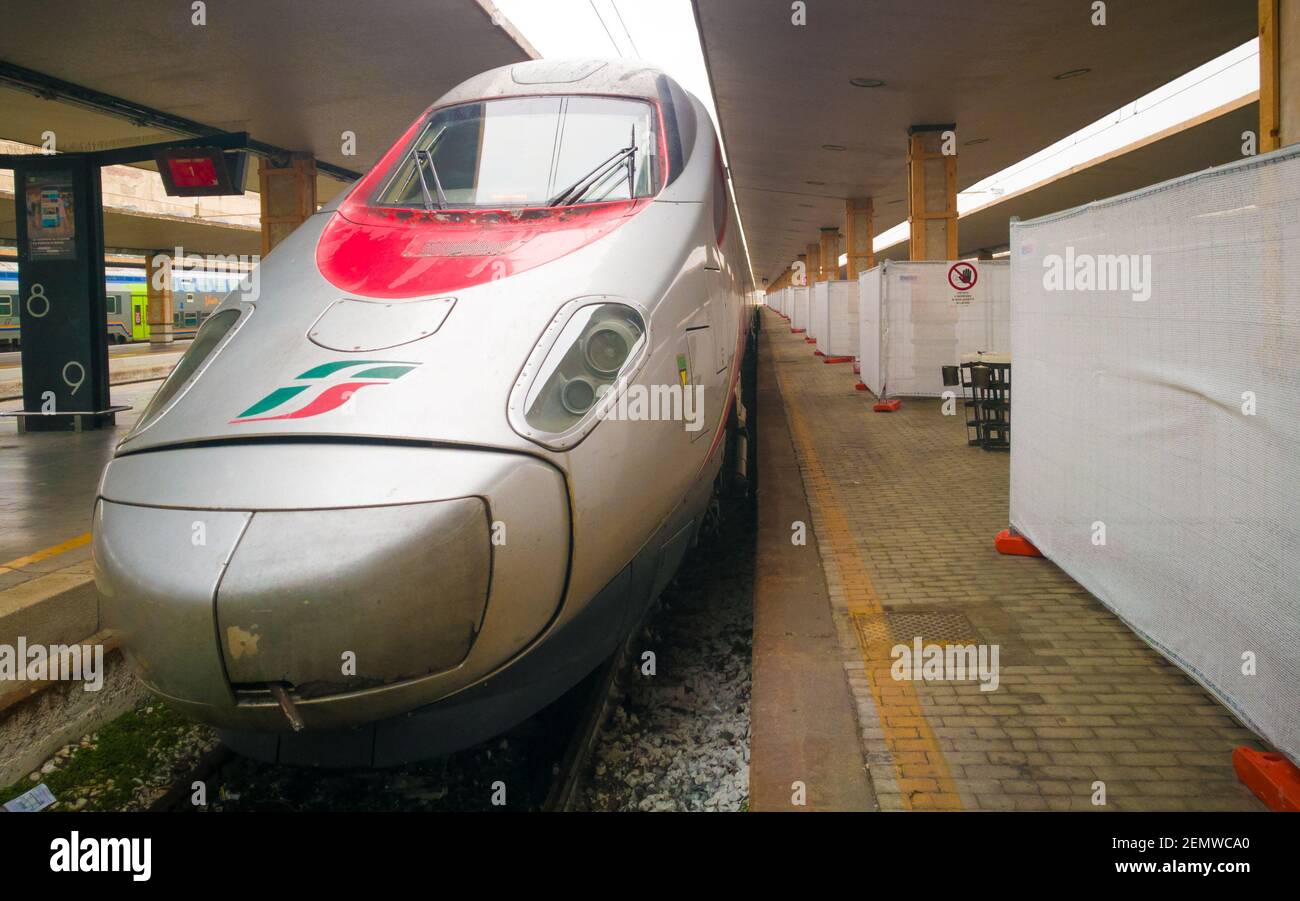 FIRENZE, ITALIA - FEBBRAIO 16 2021: Treno ad alta velocità Frecciarossa pronto a partire. Si tratta di uno dei treni più veloci del mondo. Foto Stock