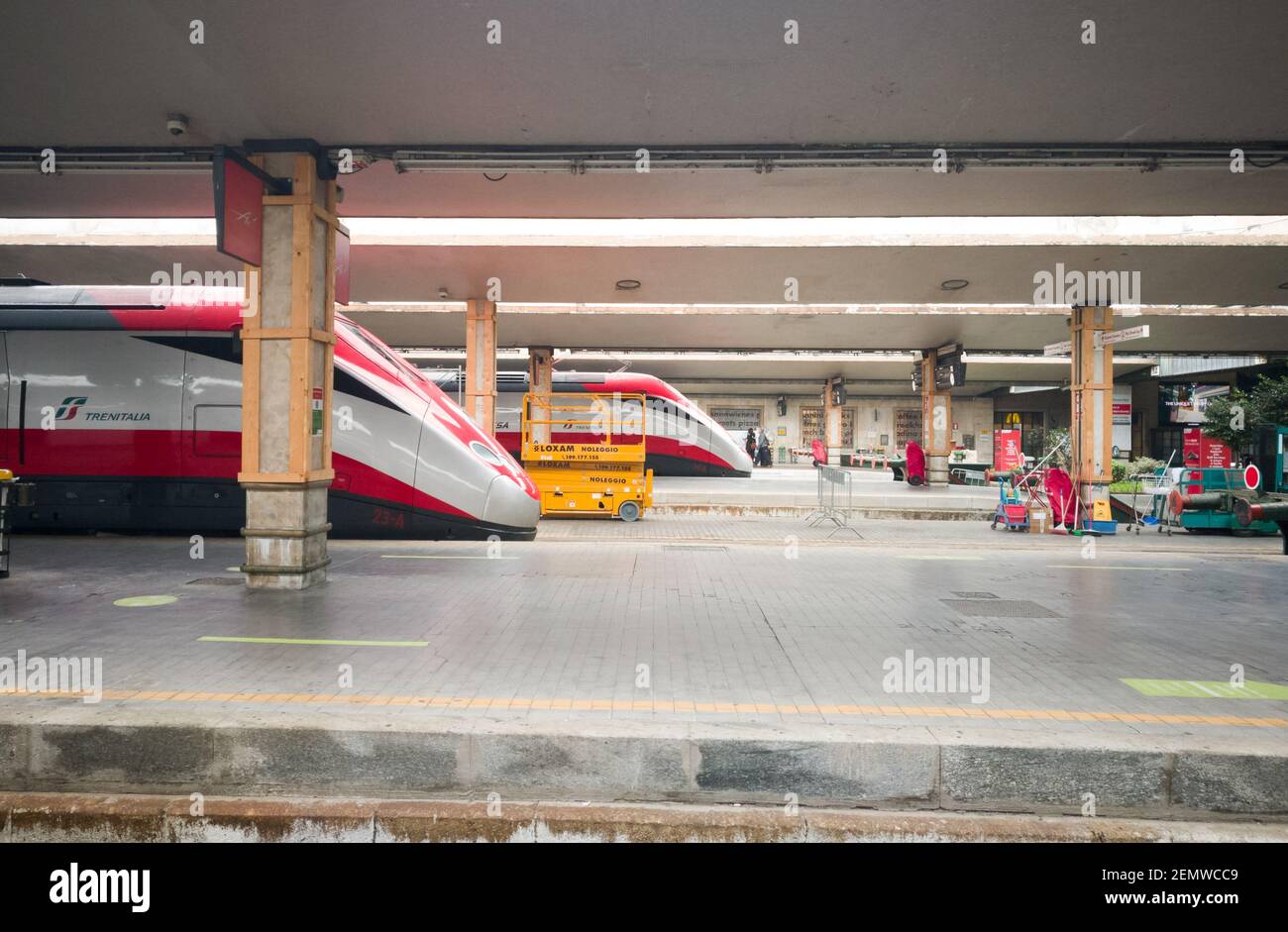FIRENZE, ITALIA - FEBBRAIO 16 2021: Treno ad alta velocità Frecciarossa pronto a partire. Si tratta di uno dei treni più veloci del mondo. Foto Stock