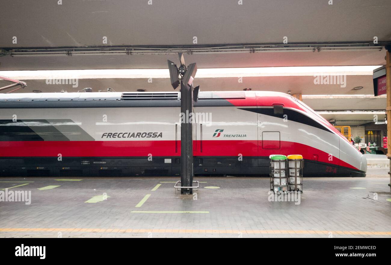 FIRENZE, ITALIA - FEBBRAIO 16 2021: Treno ad alta velocità Frecciarossa pronto a partire. Si tratta di uno dei treni più veloci del mondo. Foto Stock