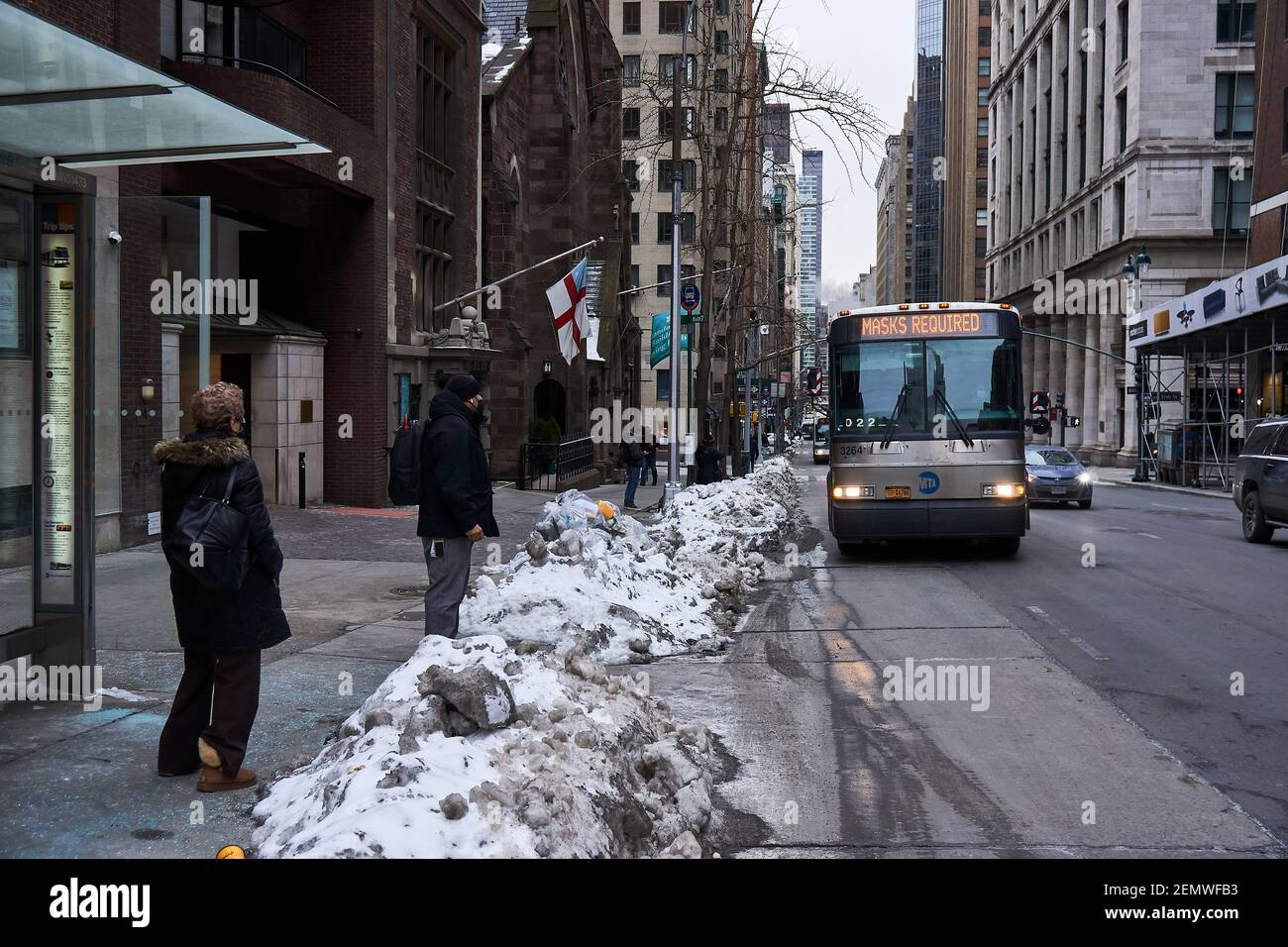 Pendolari in attesa per l'autobus su Madison Avenue e East 36° strada Foto Stock