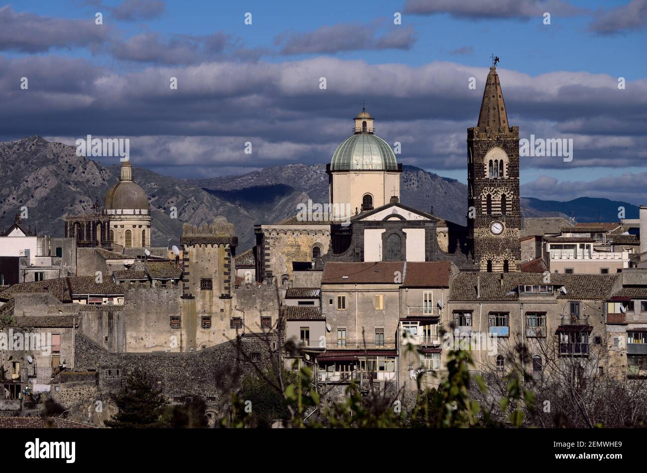 Visualizza borgo medievale in Sicilia vecchia chiesa e monumenti di Randazzo città Foto Stock