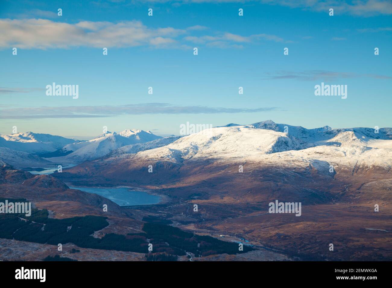 Guardando verso Kintail e Loch Cluanie dalla cima di Meall Dubh nelle Highlands scozzesi. Foto Stock