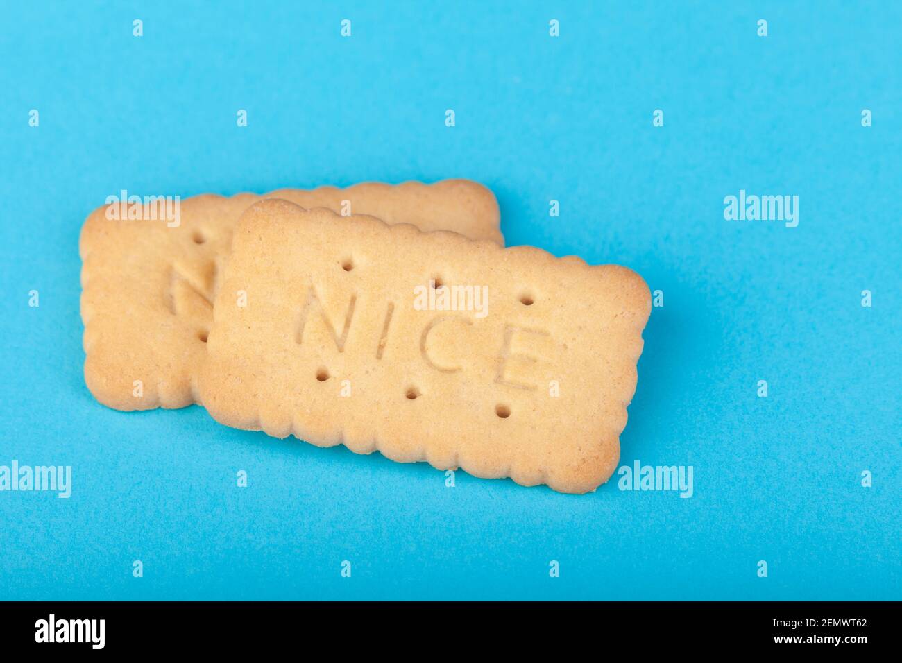 Due bei biscotti su uno sfondo semplice. Foto Stock