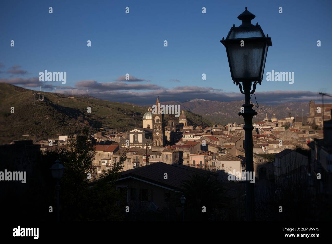 Visualizza la città storica in Sicilia città Randazzo borgo medievale in in primo piano una silhouette di lampada da strada Foto Stock