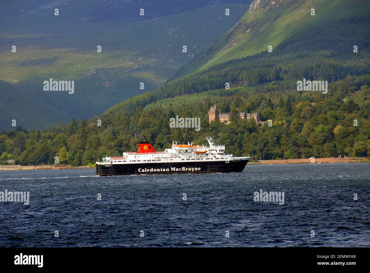 Caledonian MacBrayne traghetto MV Caledonian Isles al largo della costa dell'isola di Arran, Firth di Clyde, Scozia Foto Stock