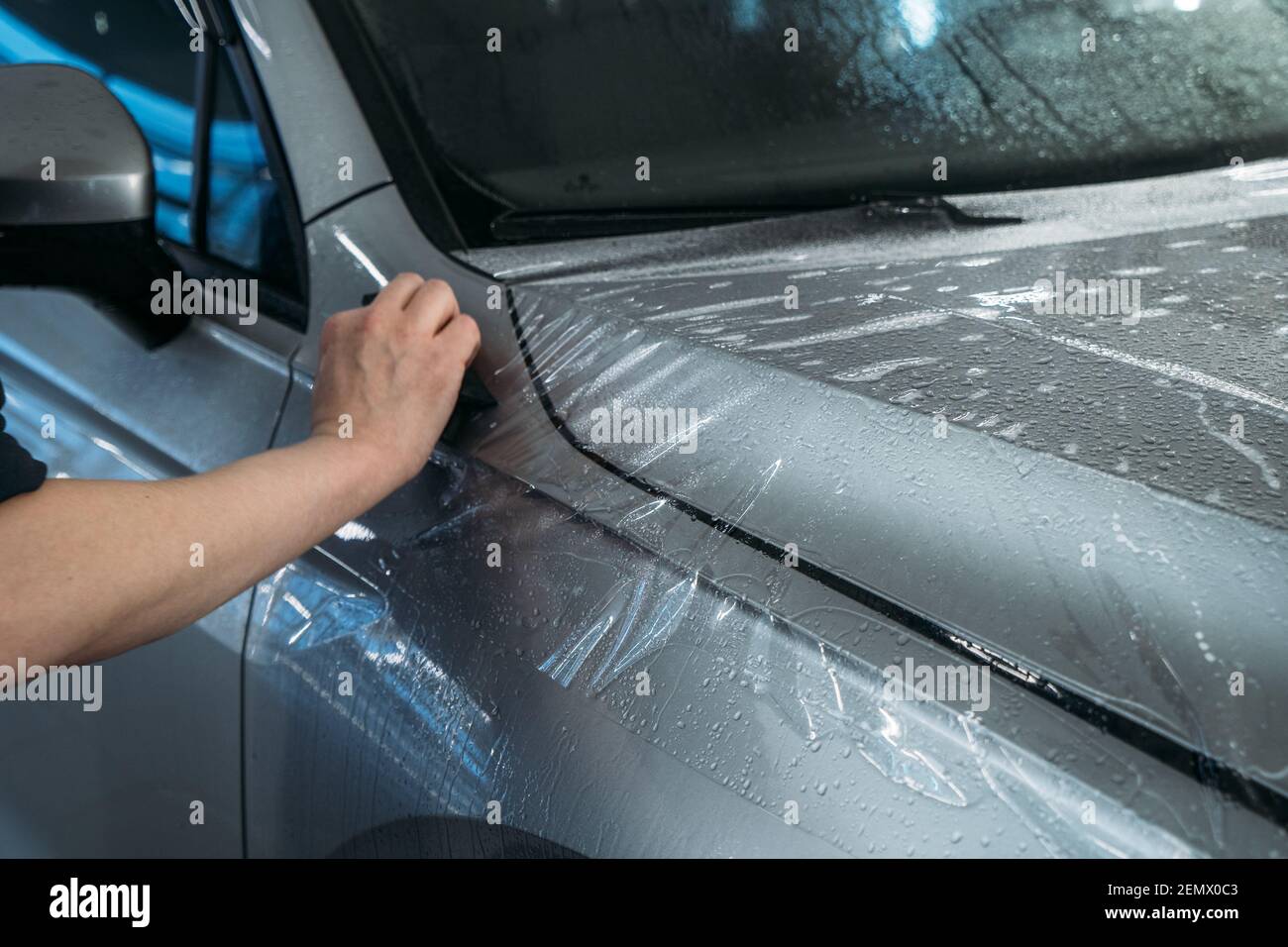 Adesivo di pellicola protettiva sul faro di un'auto bianca. Studio di  dettaglio per auto Foto stock - Alamy