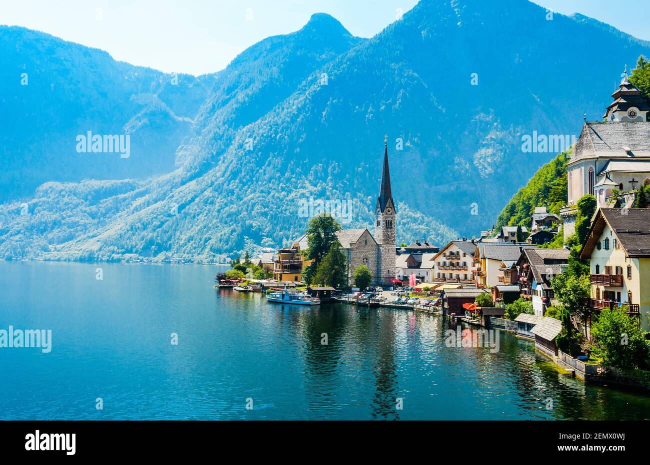 Splendida vista romantica sulla Chiesa di Hallstatt sul lago Hallstatter, alpi Montagne. Salzkammergut, Salzburger Land, vicino a Salisburgo, Austria. Foto Stock