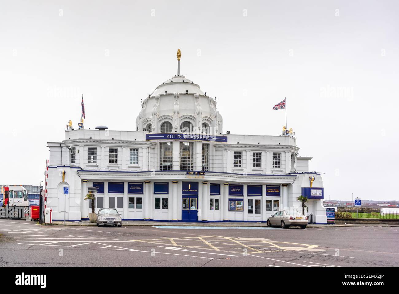 Lo storico Palazzo reale, ora convertito in una raffinata brasserie indiana, lungo il lungomare vicino a Mayflower Park a Southampton, Inghilterra, Regno Unito Foto Stock