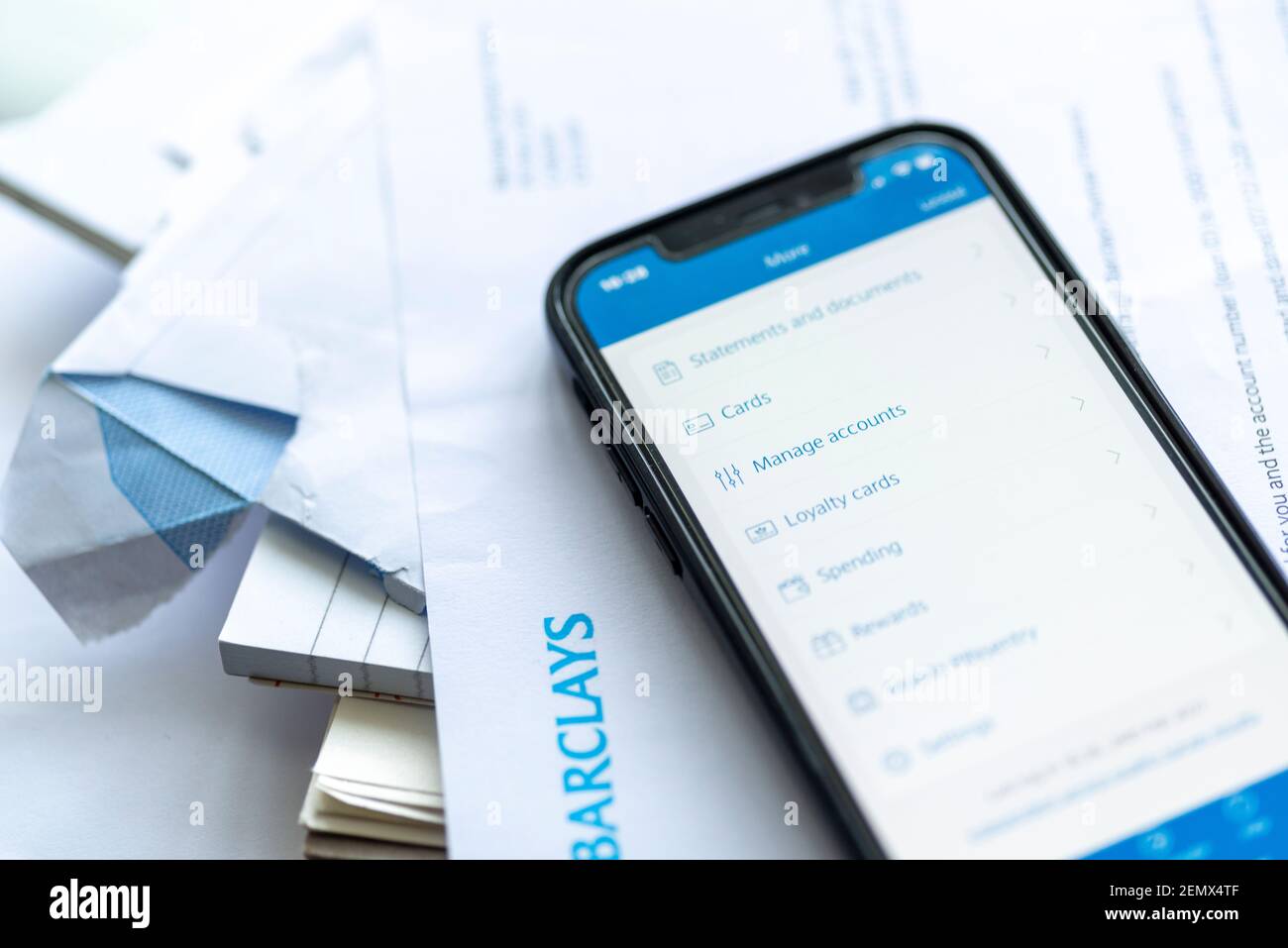 B arclays on-line telefono cellulare app e documenti bancari Foto Stock