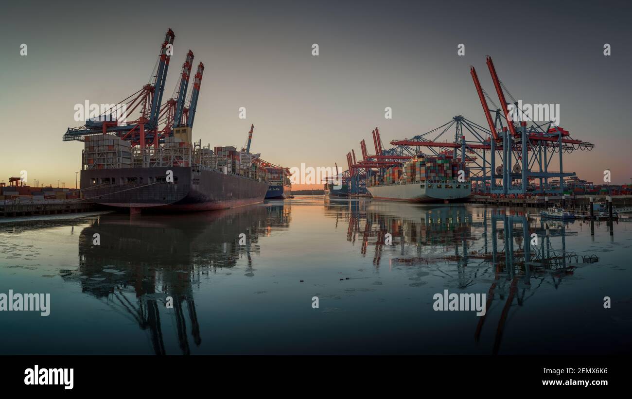 Terminal dei container nel porto di Amburgo in serata Foto Stock