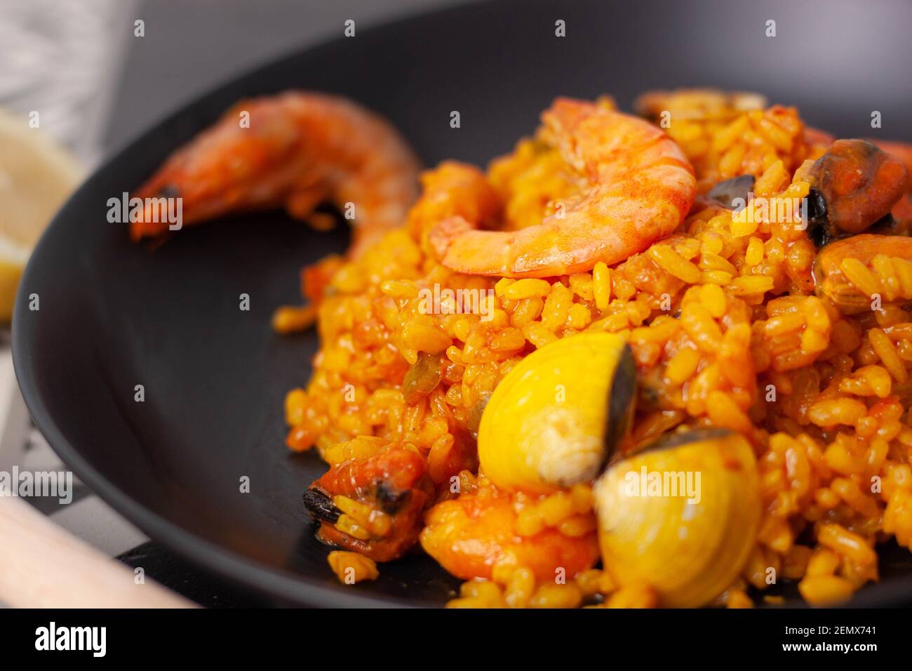 Piatto nero di riso in paella Foto Stock