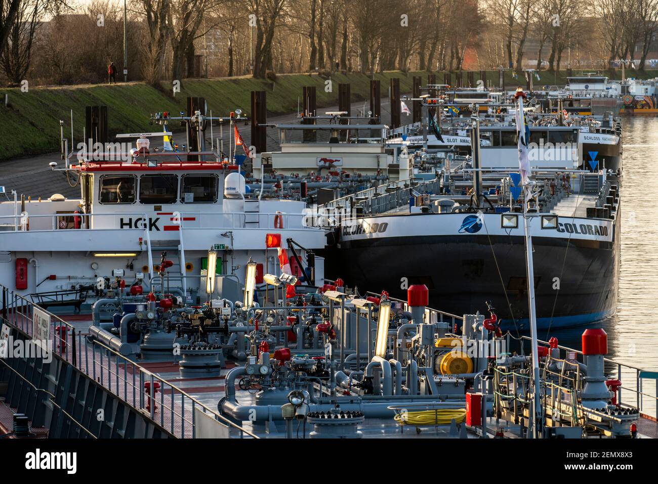Petroliere, petroliere per liquidi, prodotti chimici, prodotti petroliferi grezzi, situate nel canale portuale del porto di Duisburg-Ruhrort, sulla banchina, Duisburg, NRW, Foto Stock
