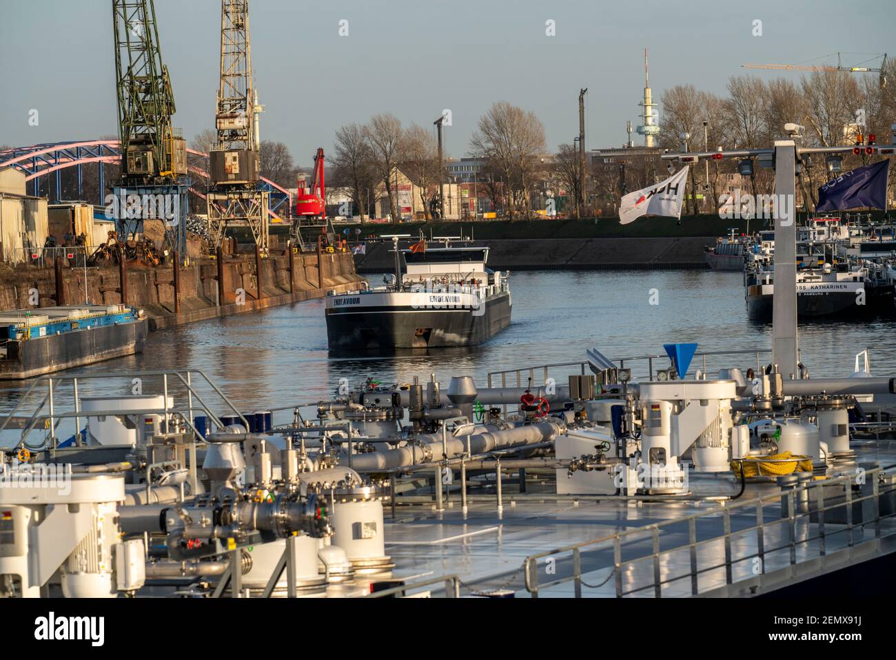 Petroliere olandesi, in viaggio verso il porto di Rotterdam, petroliere, petroliere per liquidi, prodotti chimici, prodotti petroliferi grezzi, sdraiato nel canale del porto Foto Stock