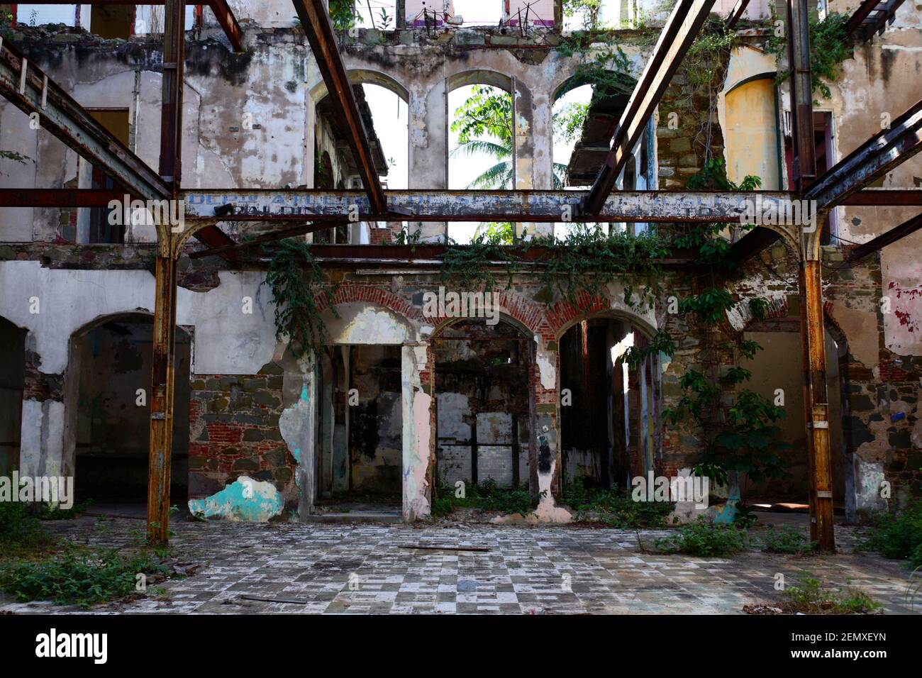 Rovinato edificio in pericolo di crollo essere trattenuto da travi metalliche, casco Viejo, Panama City, Panama Foto Stock